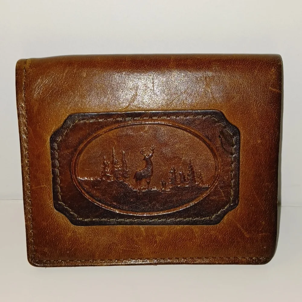 BROWN LEATHER HANDMADE BIFOLD WALLET W/10 PT. BUCK DESIGN